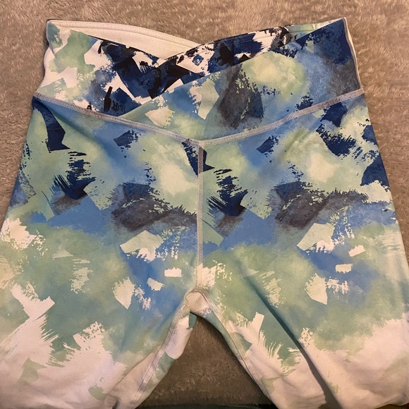 🌊RARE Fabletics Tidal Wave Cropped Legging!!🌊 - Picture 3 of 5